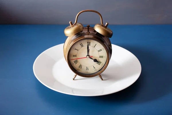 断続的な断食 ケト原性ダイエット 体重減少の概念 プレート上の目覚まし時計 — ストック写真