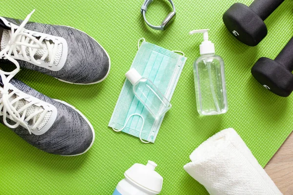 Skyddande Medicinsk Mask Rengöringsmedel Gel Handskar Fitnessträning Sneakers Hantel Och — Stockfoto