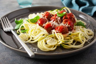 Keto paleo diyet zoodles soslu makarna köfteli ve parmesanlı makarna.