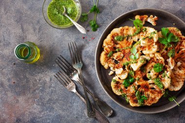 Bitki soslu ve baharatlı karnabahar bifteği. bitki bazlı et yerine