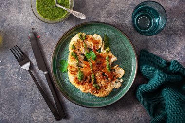 Bitki soslu ve baharatlı karnabahar bifteği. bitki bazlı et yerine