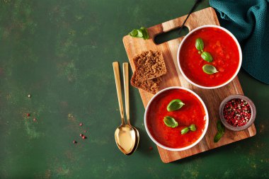 Yeşil arka planda domates ve dolmalık vejetaryen çorbası.