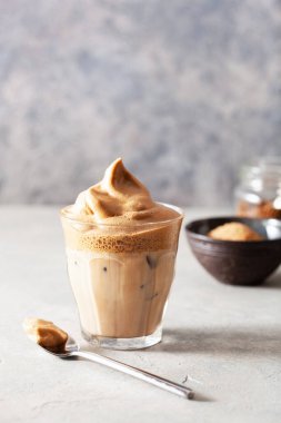 Bardakta dalgona kahvesi. Şekerli ve sıcak suyla çırpılmış modaya uygun kahve