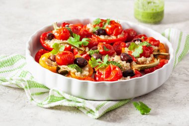 Doldurulmuş dolma biber, kinoalı domates zeytin ve bitki soslu chimichurri.