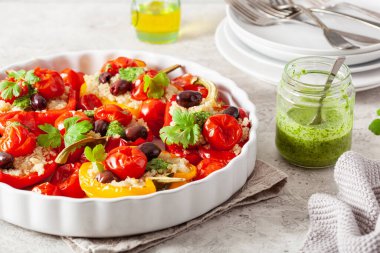 Doldurulmuş dolma biber, kinoalı domates zeytin ve bitki soslu chimichurri.