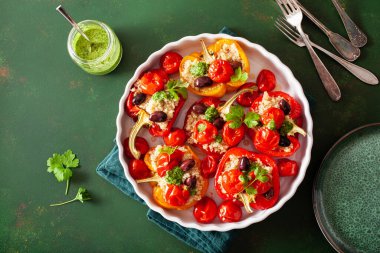 Doldurulmuş dolma biber, kinoalı domates zeytin ve bitki soslu chimichurri.