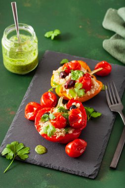 Doldurulmuş dolma biber, kinoalı domates zeytin ve bitki soslu chimichurri.