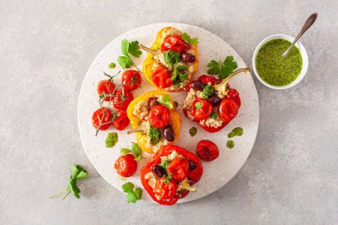 Doldurulmuş dolma biber, kinoalı domates zeytin ve bitki soslu chimichurri.