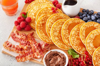 Amerikan krep tahtası ve pastırma böğürtlen şurubu.