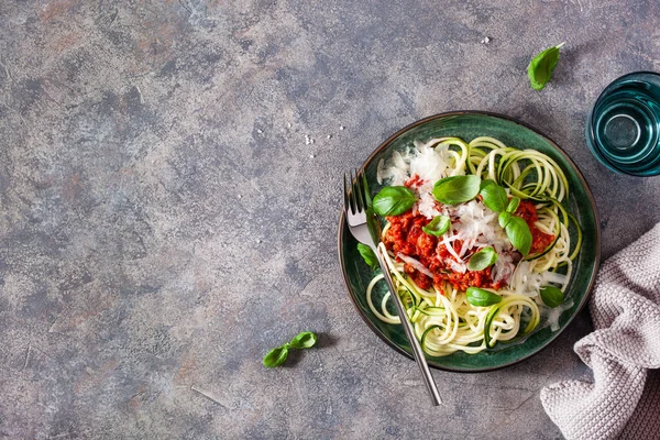 Keto Paleo Zoodles Bolognese Cukkini Tészta Hússzósszal Parmezánnal — Stock Fotó