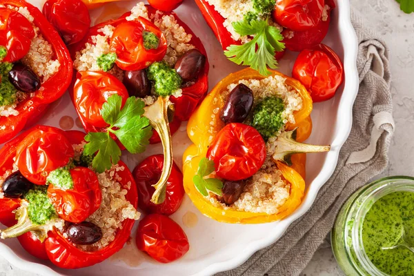 Gefüllte Paprika Mit Quinoa Tomaten Oliven Und Kräutersoße Chimichurri — Stockfoto