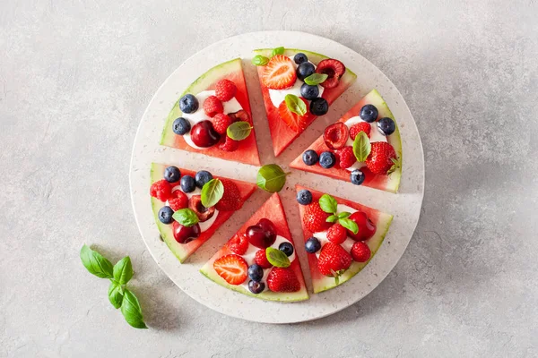 Ломтики Арбузной Пиццы Йогуртом Ягодами Летний Десерт — стоковое фото