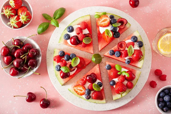 Ломтики Арбузной Пиццы Йогуртом Ягодами Летний Десерт — стоковое фото
