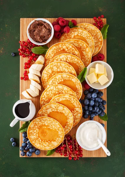 Amerikanische Pfannkuchen Mit Beeren Ahornsirup Butter — Stockfoto