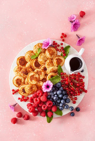 Mini Pancake Board Americano Con Bacche Sciroppo Acero — Foto Stock