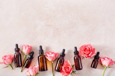 Şişe çiçekleri içindeki temel yağlar. Alternatif tıp spa aromaterapisi