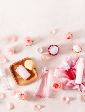 Cilt ürünleri ve gül çiçekleri. Ev spa tedavisi için doğal kozmetik ürünleri