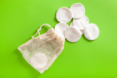 sıfır atık çevre dostu hijyen tuvalet konsepti. Torbada tekrar kullanılabilir pamuk pedleri, makyaj temizleme