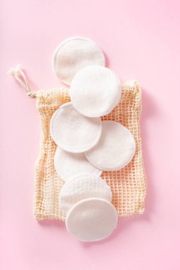 sıfır atık çevre dostu hijyen tuvalet konsepti. Torbada tekrar kullanılabilir pamuk pedleri, makyaj temizleme