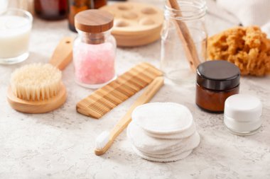 sıfır atık çevre dostu hijyen tuvalet konsepti. ahşap diş fırçası sabun fırçası kozmetik