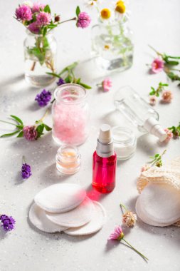 sıfır atık çevre dostu banyo, vücut bakım ürünleri ve yabani çiçekler. Ev spa tedavisi için doğal kozmetik ürünleri