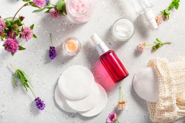 sıfır atık çevre dostu banyo, vücut bakım ürünleri ve yabani çiçekler. Ev spa tedavisi için doğal kozmetik ürünleri