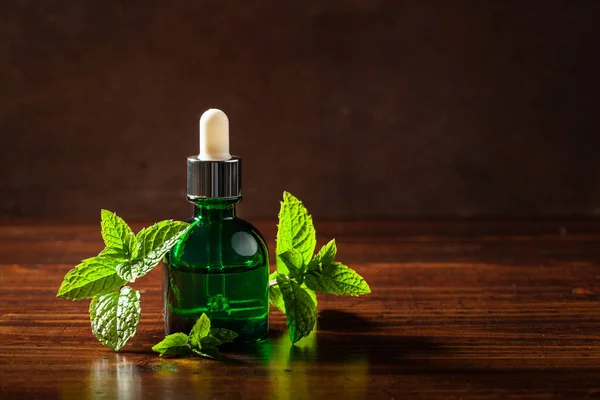 Fresh Mint Peppermint Herb Leaves Essential Oil Dropper Bottles — Stockfoto
