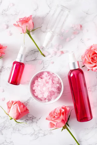 Bottiglie Crema Pelle Siero Medico Fiori Rosa Cosmetico Naturale Biologico Immagine Stock