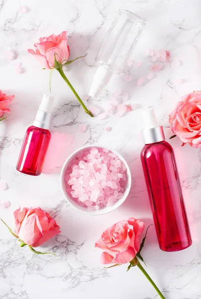 Botellas Loción Para Cuidado Piel Suero Rosas Medicinales Flores Cosmética Imagen de archivo