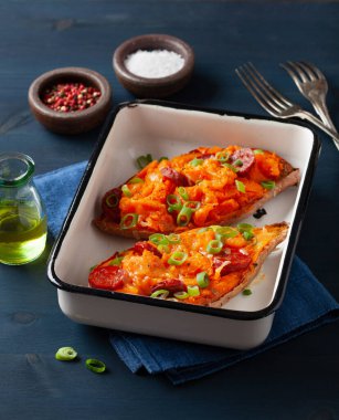 Peynirli ve sucuklu iki fırında tatlı patates.