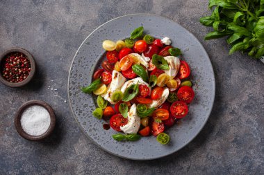sağlıklı renkli domates mozzarella fesleğen salatası balzamik sirke soslu