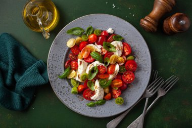 sağlıklı renkli domates mozzarella fesleğen salatası balzamik sirke soslu