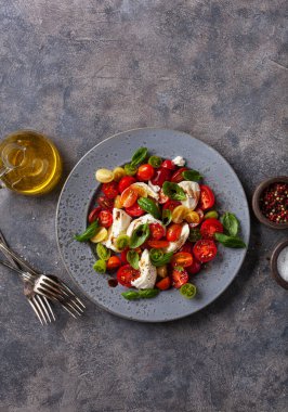 sağlıklı renkli domates mozzarella fesleğen salatası balzamik sirke soslu