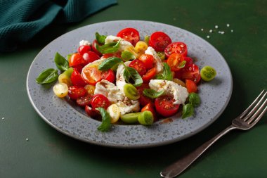 sağlıklı renkli domates mozzarella fesleğen salatası balzamik sirke soslu