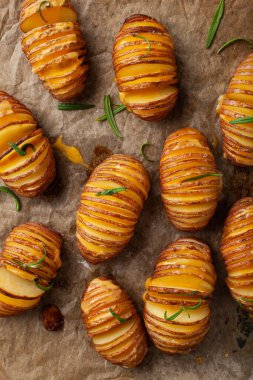 Çedar peyniri ve biberiyeli hasselback patatesi