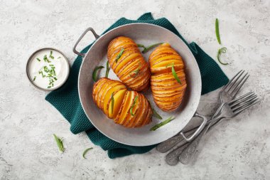 Çedar peyniri ve biberiyeli hasselback patatesi