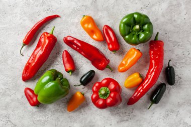 Çeşit çeşit kırmızı ve sarı dolmalık biber sebzeler chili habanero