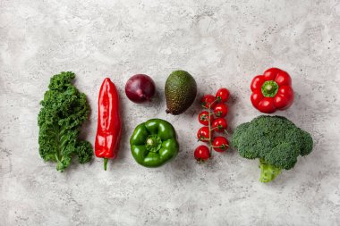 Çeşitli kırmızı ve yeşil sebzeler domates, dolmalık biber, lahana avokadosu.