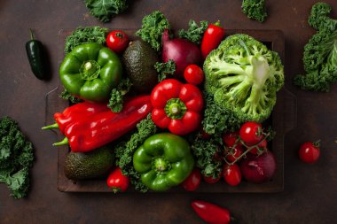 Çeşitli kırmızı ve yeşil sebzeler domates, dolmalık biber, lahana avokadosu.