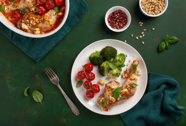 Tavuk bacağı, peynirli domates ve brokoli, sağlıklı keto yemeği.