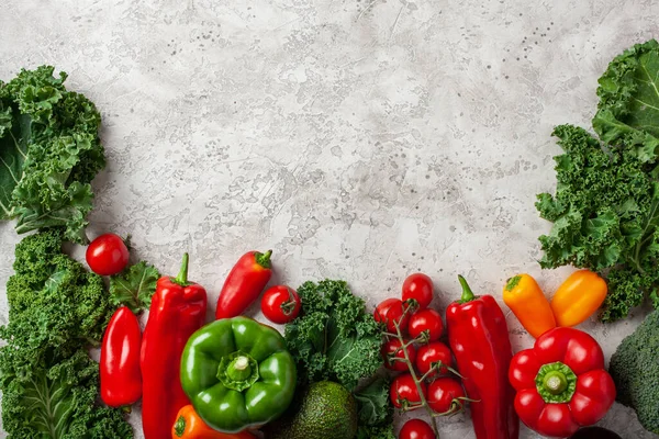Verschiedene Rote Und Grüne Gemüsetomaten Paprika Grünkohl Und — Stockfoto