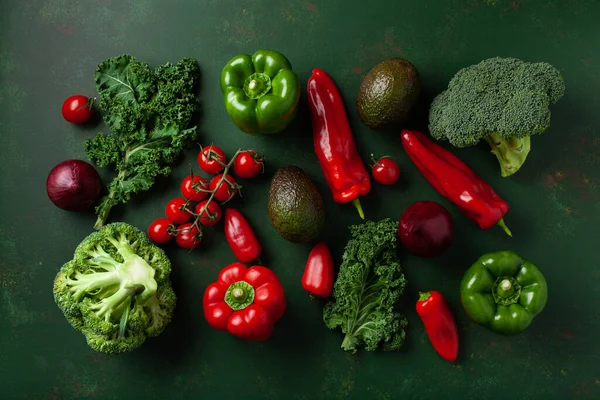 Válogatott Piros Zöld Zöldségek Paradicsom Harangpaprika Kelkáposzta Avokádó — Stock Fotó