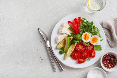 Keto diyet kahvaltı yumurtası avokado brie peynirli domates dolmalığı biberi