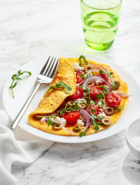 Domatesli omlet, peynirli soğan ve roka. Sağlıklı keto diyeti düşük karbonhidratlı kahvaltı