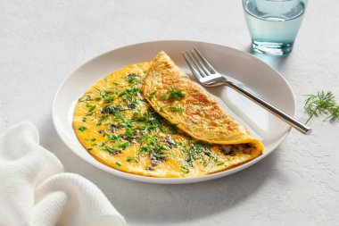 Rokfor peynirli omlet taze soğan. Sağlıklı keto diyeti düşük karbonhidratlı kahvaltı