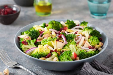 Elmalı soğanlı kurutulmuş kızılcık fıstıklı brokoli salatası. Vegan düşük karbonhidrat diyeti