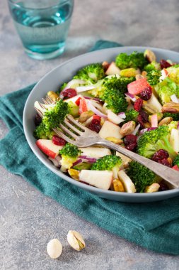 Elmalı soğanlı kurutulmuş kızılcık fıstıklı brokoli salatası. Vegan düşük karbonhidrat diyeti
