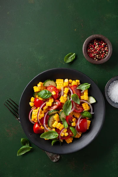 Salada Milho Doce Tomate Vegetariano Saudável Com Pepino Manjericão — Fotografia de Stock