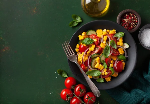 Gesunder Vegetarischer Tomaten Mais Salat Mit Gurken Und Basilikum — Stockfoto