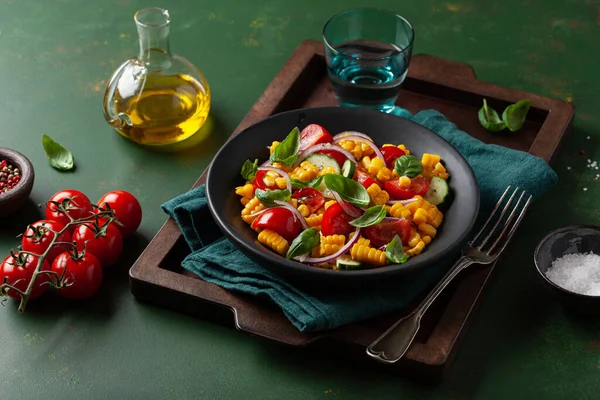 Gesunder Vegetarischer Tomaten Mais Salat Mit Gurken Und Basilikum — Stockfoto